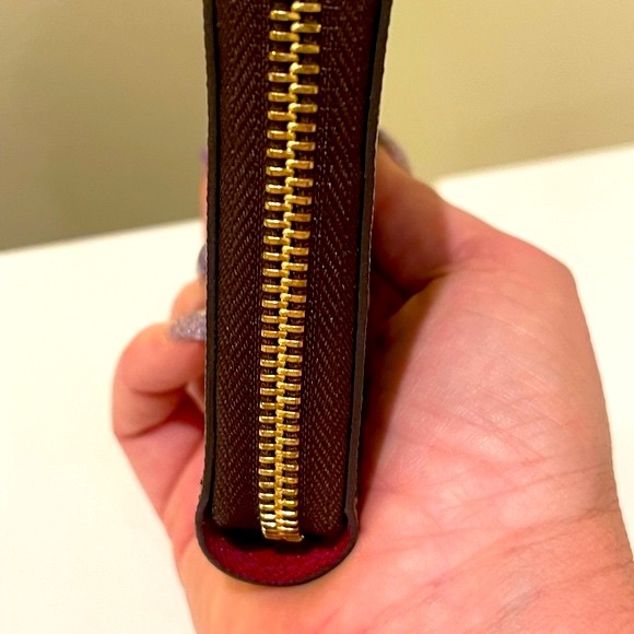 BRAND NEW MONOGRAM ZIPPY WALLET- FUCHSIA INTERIOR! - Picture 4 of 16